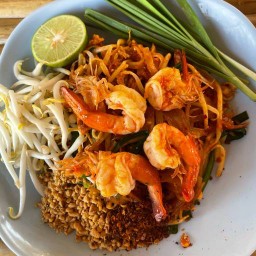 ผัดไทยกุ้งสด รินละมัย