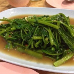 ผัดผักบุ้งไฟแดง (ใส่พริกสดและกระเทียม)