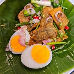 ยำปลาสลิดทอด + ไข่ต้ม