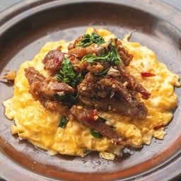 ข้าวไข่ข้นกระเพราคอหมู