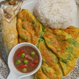 ข้าวปลาทูทอด+น้ำพริกกะปิ+ไข่เจียวชะอม