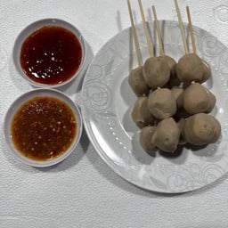 ลูกชิ้นปิ้งแม่แววซาลอน