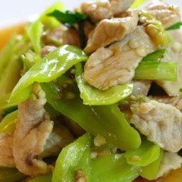 หมูชิ้นผัดพริกหยวก(เป็นกับข้าว