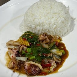 ข้าวกะเพราปลาหมึก