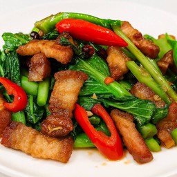 คะน้าหมูกรอบ