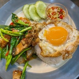 ข้าว+คะน้าหมูกรอบไม่มีไข่