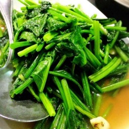 คะน้าปลาเค็ม (ใส่พริกสดและกระเทียม)