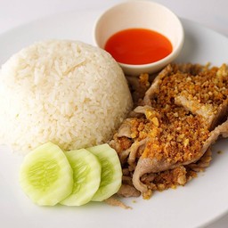 หมูกะเทียมราดข้าว