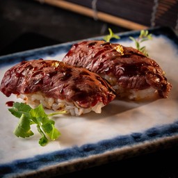 (พรีเมี่ยม ซูชิ) เนื้อวากิวออสพรีเมี่ยม ซูชิ 2 ชิ้น