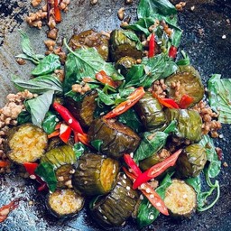 มะเขือยาวผัดโหระพา