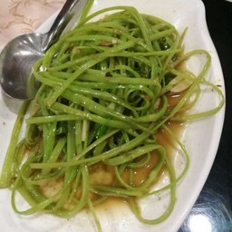 หนวดมังกรไฟแดง