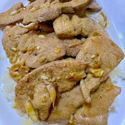ตับหมูผัดกระเทียมราดข้าว