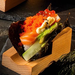 แซลมอนแฮนด์โรล