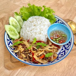 ข้าวกะเพราเนื้อสับหน่อไม้ดอง