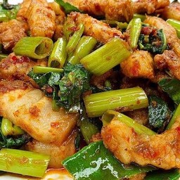 ผัดพริกแกงผักบุ้งใส่หมูสามชั้น เป็นกับ