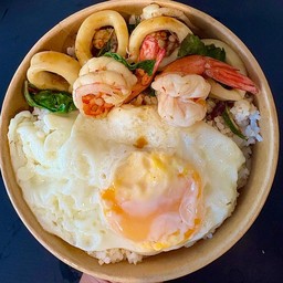 ไข่ดาว กะเพราทะเลพริกแห้งเดือด