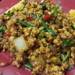 กระเพราไก่เป็นกับ