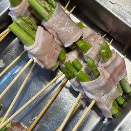 สามชั้นพันหน่อไม้ฝรั่ง