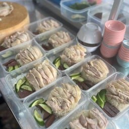 คุณอ้อน ข้าวมันไก่ สูตรไหหลำ น้ำจิ้มรสเด็ด 01