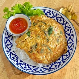 ข้าวไข่เจียวพริกแกงโหระพา