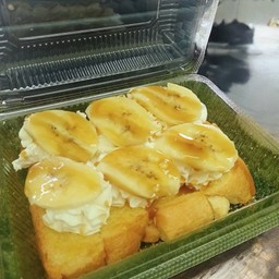 ขนมปังปิ้ง+วิปครีม+กล้วยหอมคาราเมล