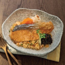 ข้าวผัดกระเทียมแซลมอนเทอริยากิ