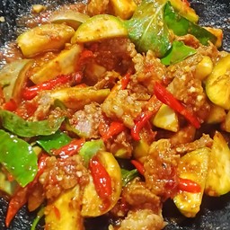 ผัดเผ็ดมะเขือเปราะใบโหรพา