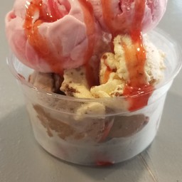 ไอติมรวมรส 5 ลูกเลือกได้ 5 รสฟรีท็อปปิ้ง 3 อย่าง