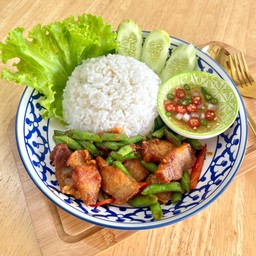 ข้่าวพริกแกงหมูสามชั้นทอดกรอบ