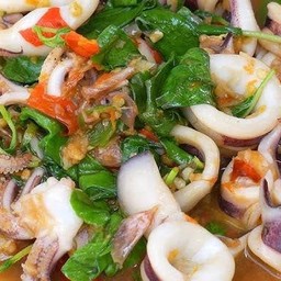 ผัดกระเพราปลาหมึก เป็นกับ