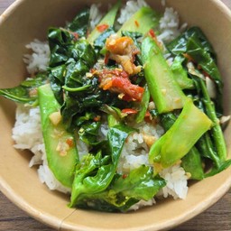 คะน้าปลาเค็มราดข้าว