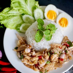 ข้าวยำอกไก่แซ่บ