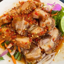 ยำหมูกรอบสามรส