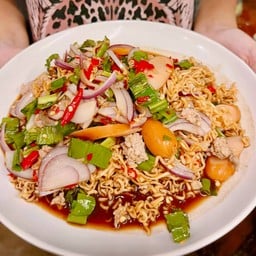 ยำมาม่าหมูสับไส้กรอก