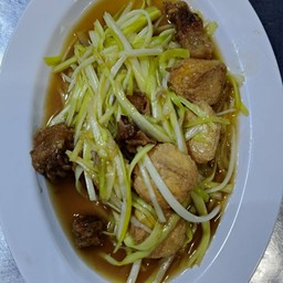 กุยช่ายขาวผัดเต้าหู้หมูกรอบ