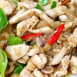 ข้าวหน้าอกไก่ผัดกะปิใส่ใบมะกรูด,พริก