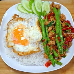 กะเพรา หมูสับ ถั่วฝักยาว ราดข้าว