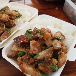 ข้าวกะเพราหมูกรอบ สูตร พริกขี้หนูสวน