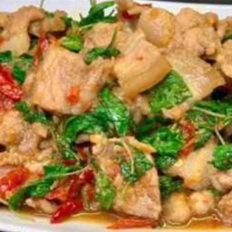 กะเพราหมูสามชั้นราดข้าว