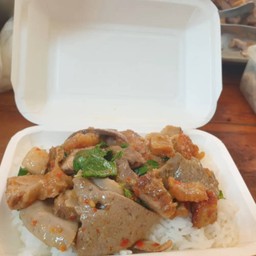 กระเพราหมูกรอบ + เครื่องใน