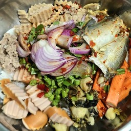 ยำขนมจีนรวมหน้าจุกๆ สำหรับ 1-2 คนทาน