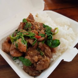 ข้าวไก่ย่างผัดกะเพรา