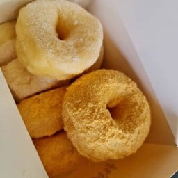 คินุ ผสมไข่เค็ม 2 รส โรยไอซิ่ง 4 ชิ้น และไข่เค็ม 4 ชิ้น