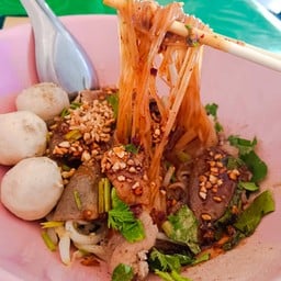 ก๋วยเตี๋ยวแห้งแซ่บหมู