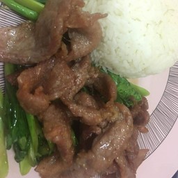 ข้าวคะน้า หมูหรือไก่ทอด