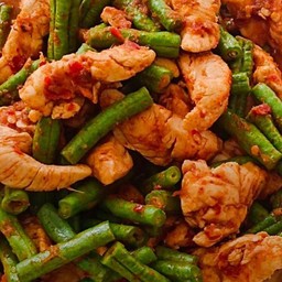 ผัดพริกแกงไก่ราดข้าว