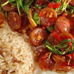 กะเพรา กุนเชียง ราดข้าว