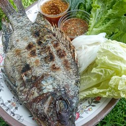 เมี่ยงปลาเผาน้ำจิ้มสามรส