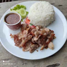 ข้าว หมูหรือไก่ทอด น้ำจิ้มแจ่ว