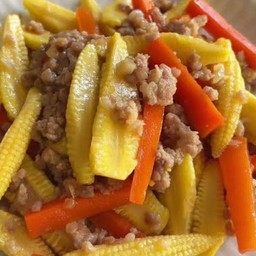 ข้าวหน้าผัดหมูสับใส่ข้าวโพดอ่อน,แครอท (ไม่พริก